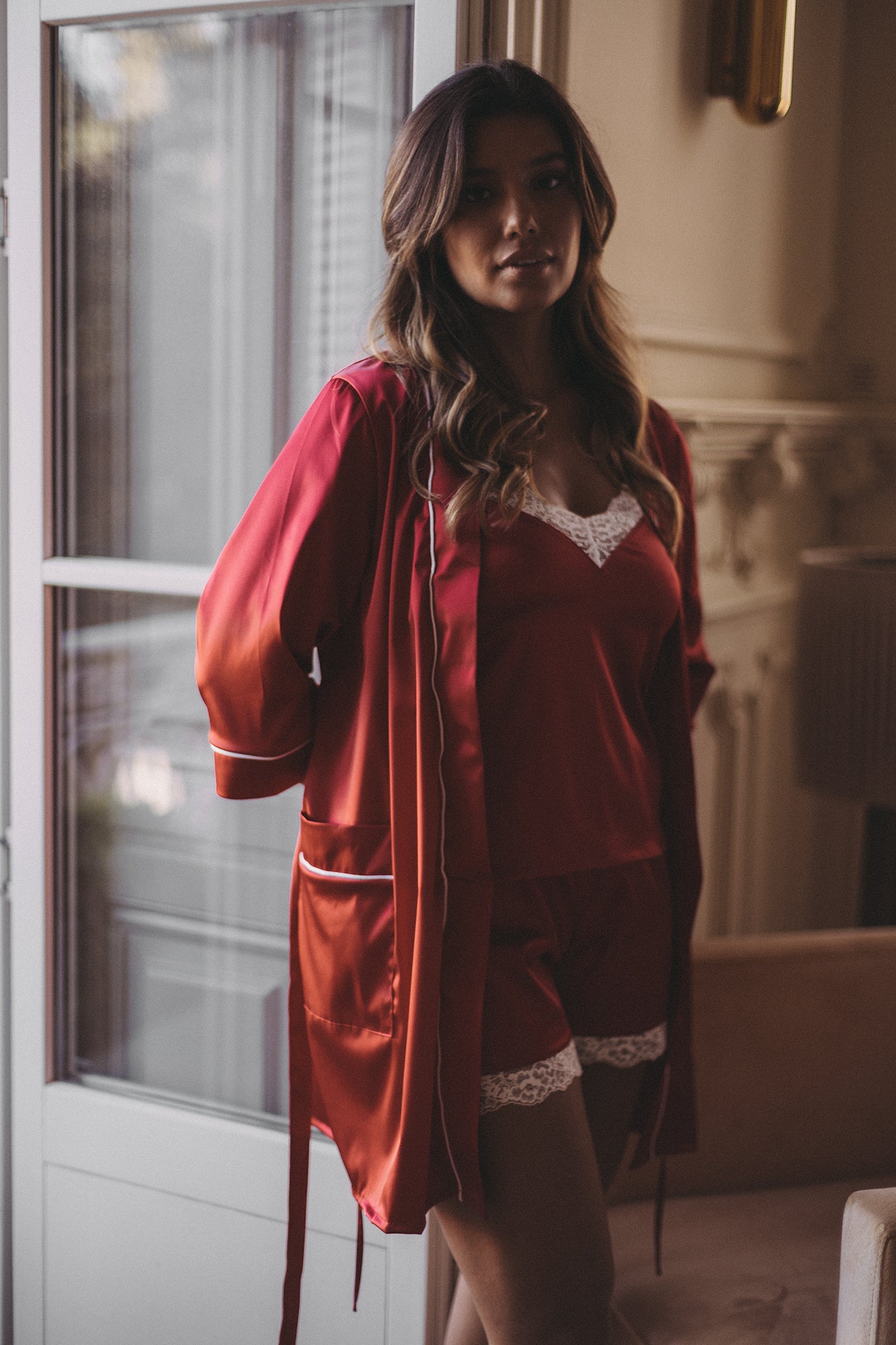 BATA DE SATÉN ROJA
